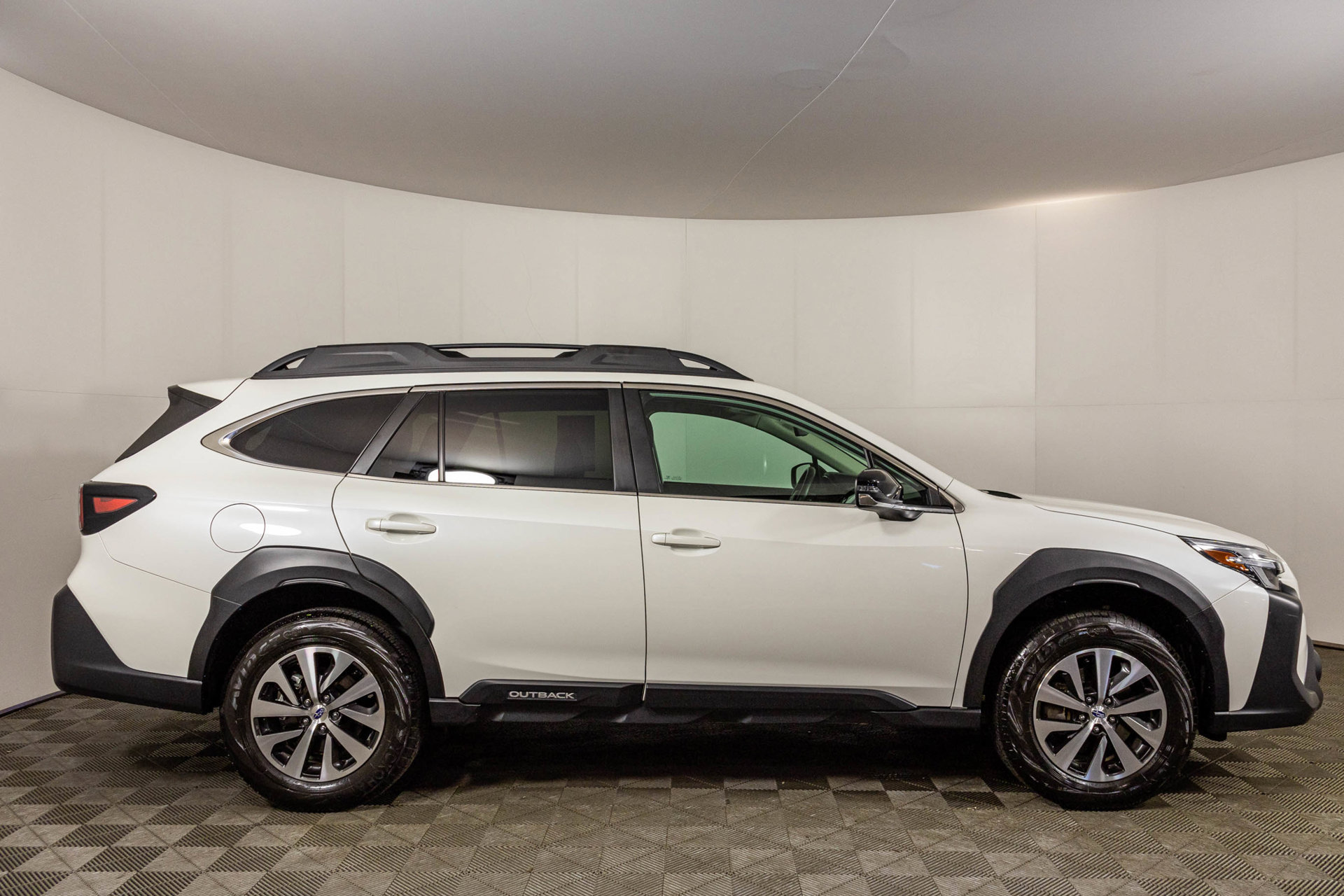 Used 2025 Subaru Outback Premium AWD/4WD image 13