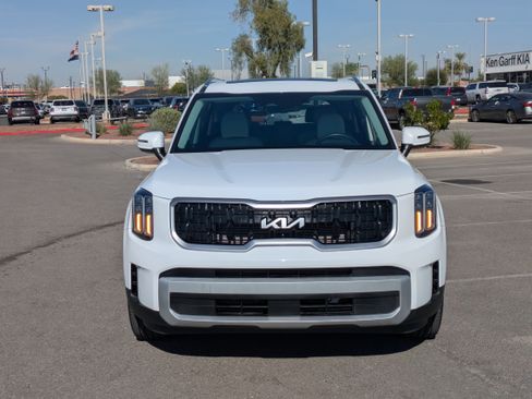 Used 2024 Kia Telluride EX w/ EX Captain's Chair Package image 8