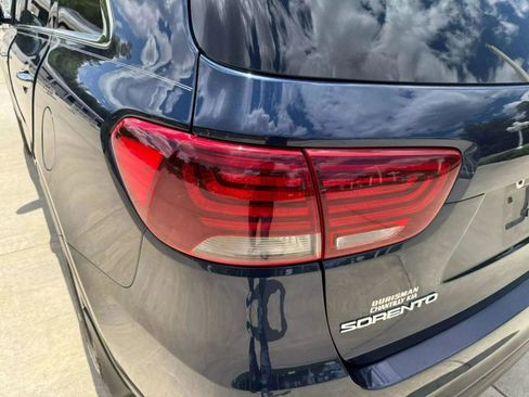 Used 2019 Kia Sorento LX image 11