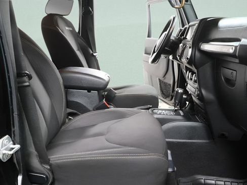 Used 2018 Jeep Wrangler Unlimited Sahara w/ Connectivity Group image 28