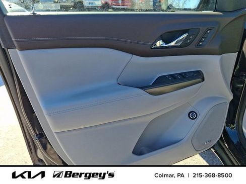 Used 2023 GMC Acadia SLT w/ Preferred Package image 16