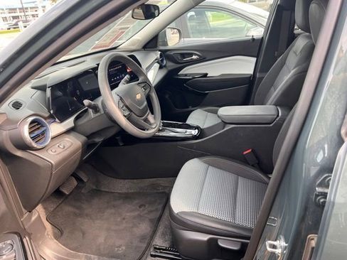 Used 2025 Chevrolet Trax LT FWD image 8