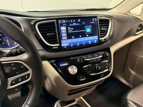 Used 2024 Chrysler Pacifica Touring-L image 82