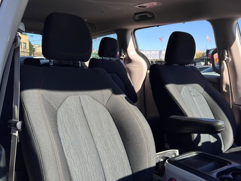 Used 2020 Chrysler Pacifica Touring image 27