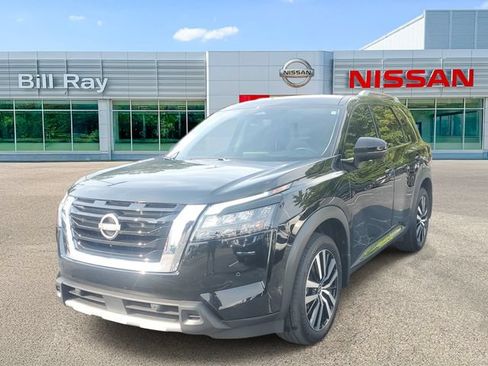 Used 2025 Nissan Pathfinder Platinum FWD image 2