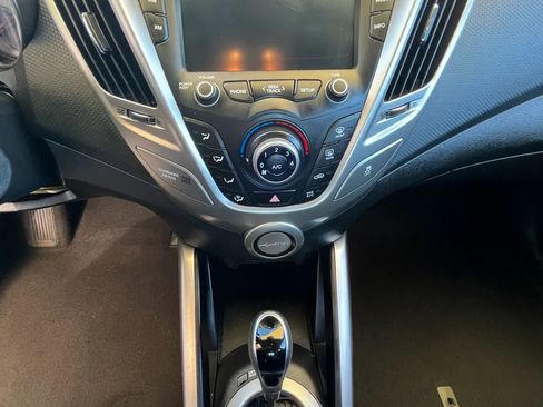 Used 2016 Hyundai Veloster image 16