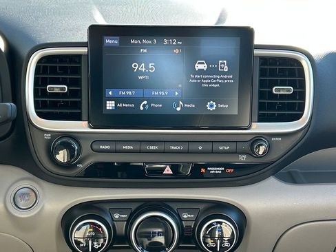 Used 2024 Hyundai Venue SEL image 19