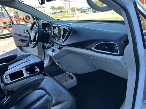 Used 2022 Chrysler Pacifica Touring-L image 16