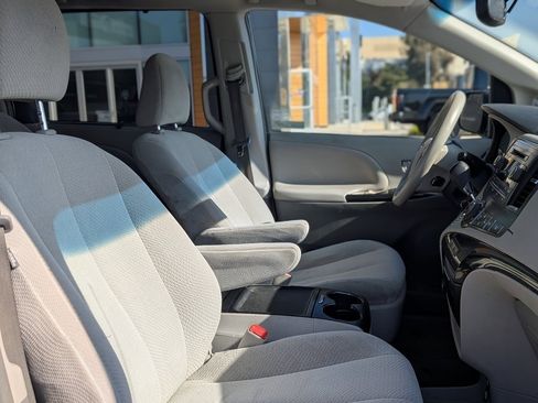 Used 2014 Toyota Sienna LE image 10