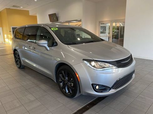 Used 2020 Chrysler Pacifica Touring w/ S Appearance Package FWD image 41