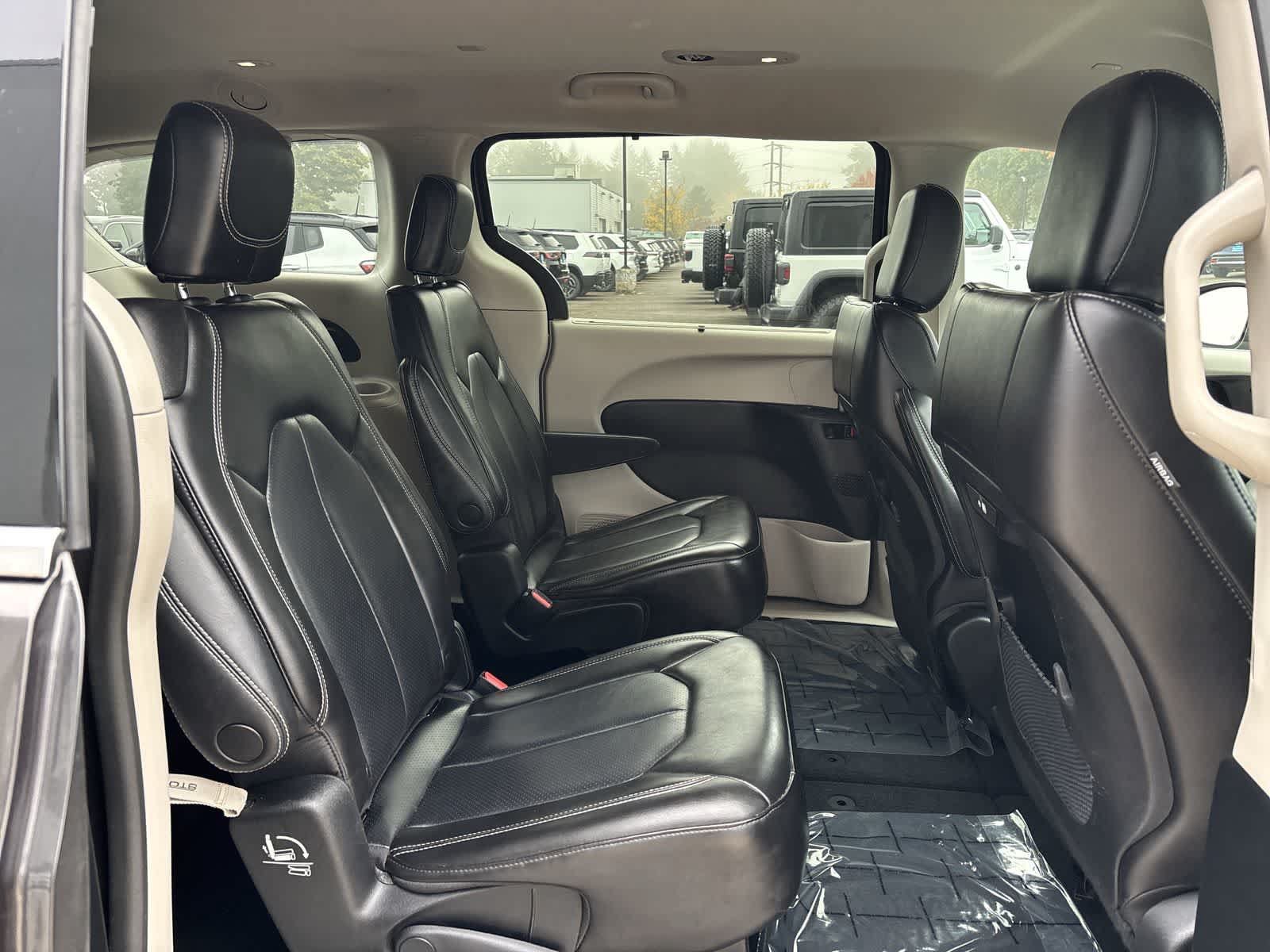 Used 2023 Chrysler Pacifica Touring-L FWD image 7