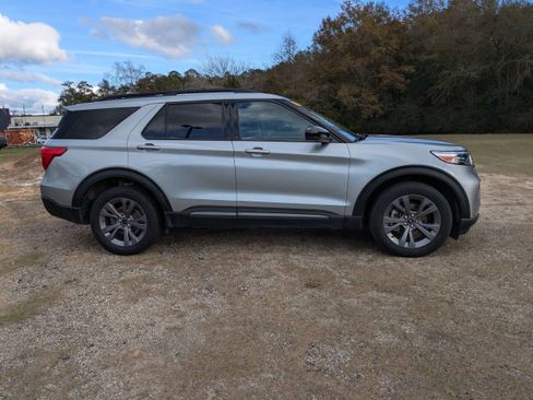 Used 2022 Ford Explorer XLT w/ Equipment Group 202A image 3