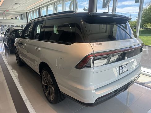 New 2026 Lincoln Navigator Black Label w/ Black Label Special Edition AWD/4WD image 5