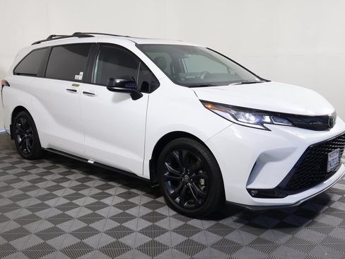 Used 2026 Toyota Sienna XSE FWD image 2