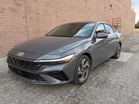 Used 2025 Hyundai Elantra SEL image 1