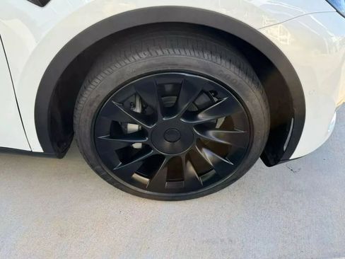 Used 2022 Tesla Model Y Long Range image 24