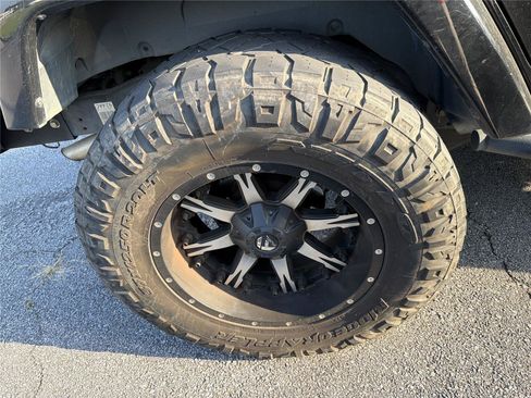 Used 2014 Jeep Wrangler Unlimited Sahara w/ Max Tow Package AWD/4WD image 9