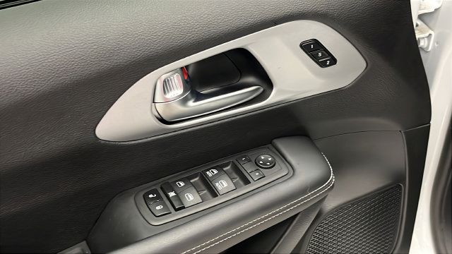 Used 2024 Chrysler Pacifica Limited FWD image 21