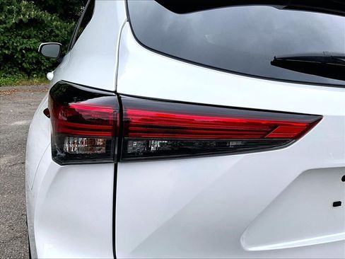 Used 2023 Toyota Highlander XLE AWD/4WD image 34