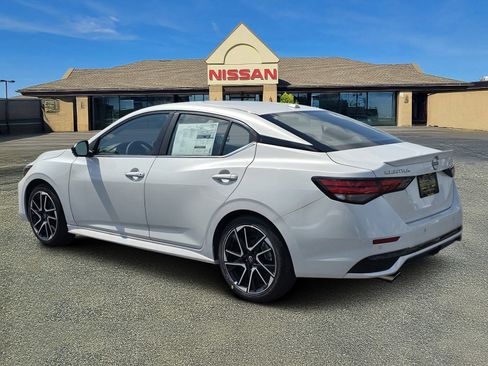 Used 2025 Nissan Sentra SR w/ SR Premium Package FWD image 3
