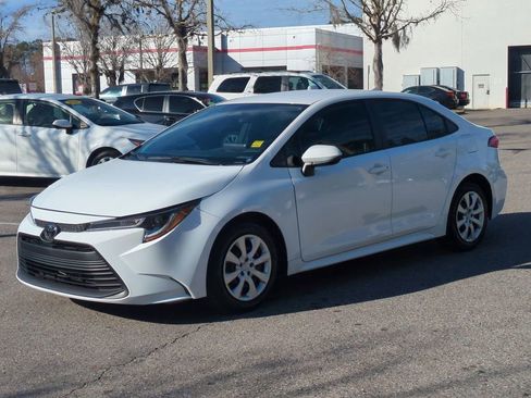 Certified 2025 Toyota Corolla LE image 1