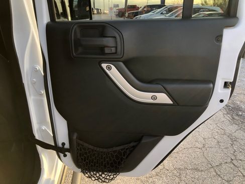 Used 2016 Jeep Wrangler Unlimited Rubicon w/ Connectivity Group image 25