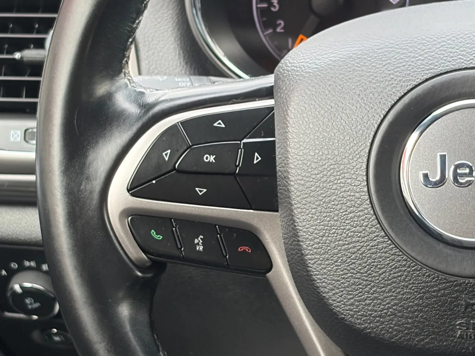 Used 2019 Jeep Grand Cherokee Laredo AWD/4WD image 28