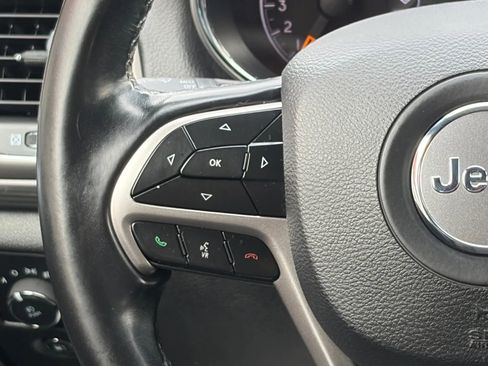 Used 2019 Jeep Grand Cherokee Laredo image 28