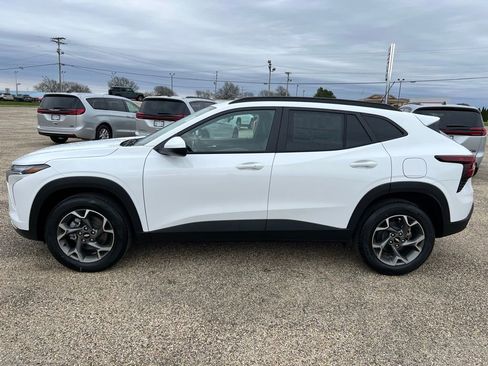 New 2026 Chevrolet Trax LT w/ LT Convenience Package FWD image 2