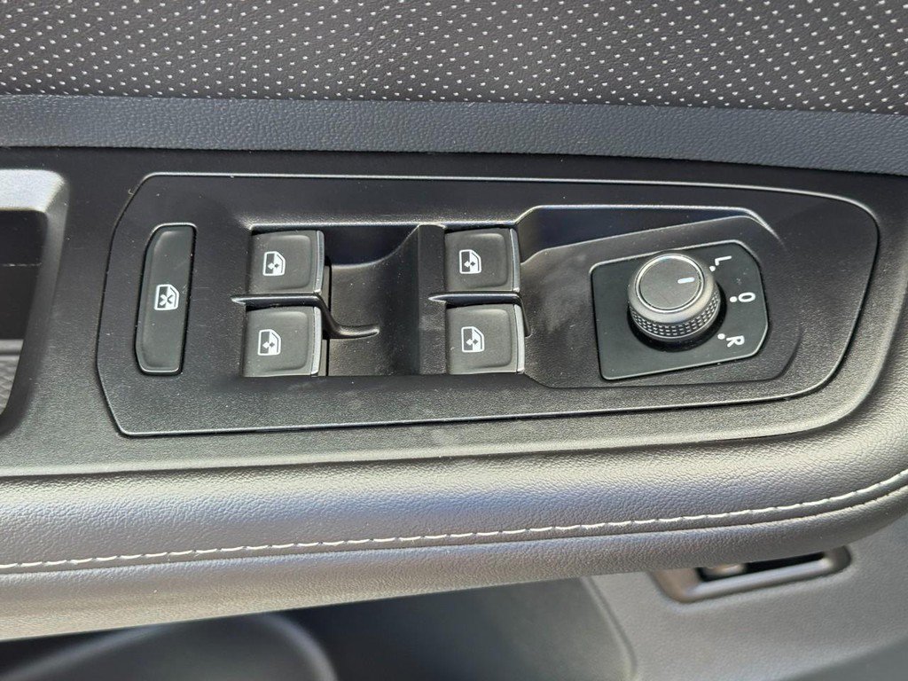 Used 2025 Volkswagen Atlas Cross Sport SE FWD image 20