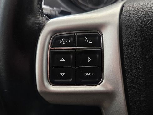 Used 2016 Chrysler Town & Country Touring FWD image 11