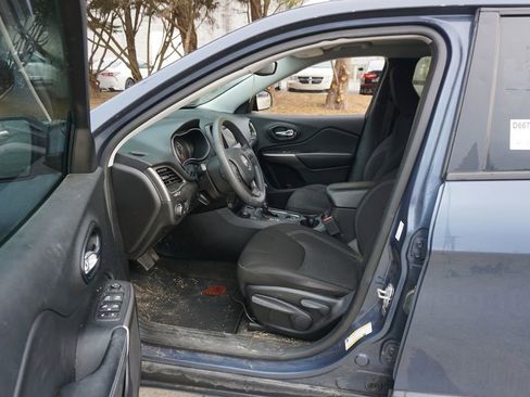 Used 2021 Jeep Cherokee Latitude image 2