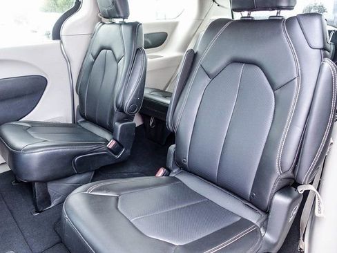 Used 2023 Chrysler Pacifica Touring-L image 20