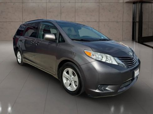 Used 2015 Toyota Sienna LE image 8