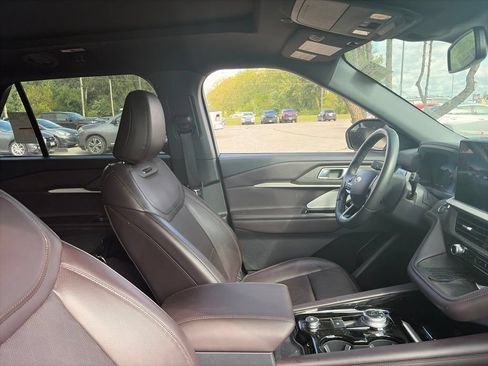 Used 2025 Ford Explorer Platinum AWD/4WD image 14