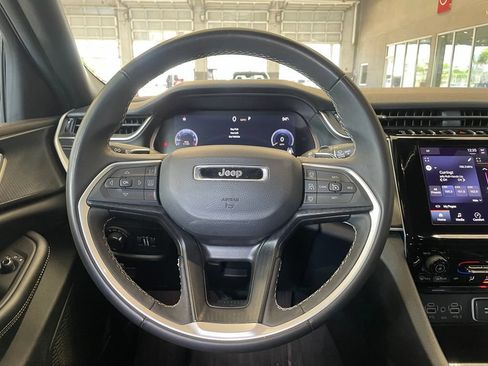 Used 2024 Jeep Grand Cherokee L Laredo RWD image 13