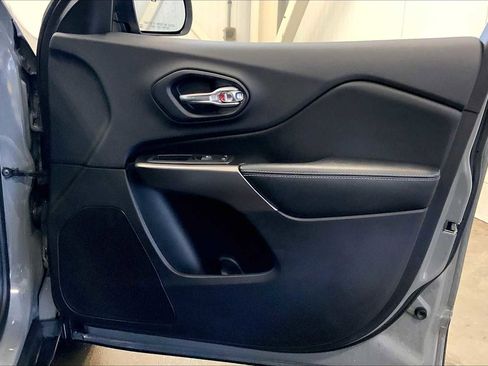 Used 2019 Jeep Cherokee Latitude Plus w/ Cold Weather Group image 21