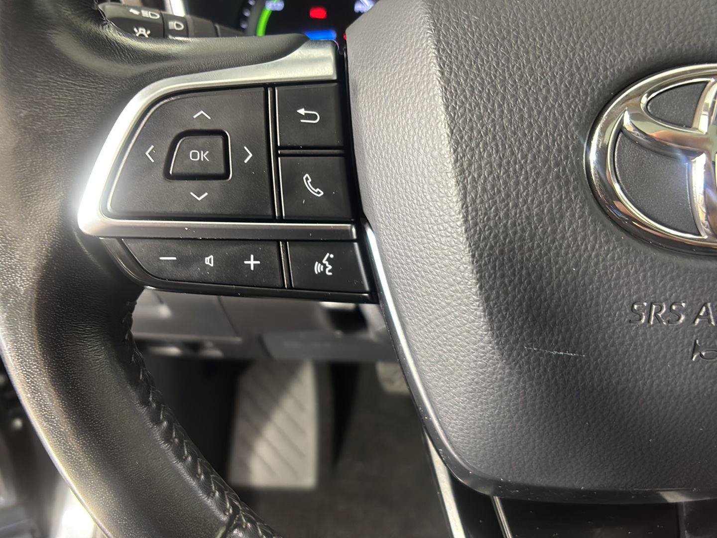 Used 2021 Toyota Highlander XLE AWD/4WD image 32