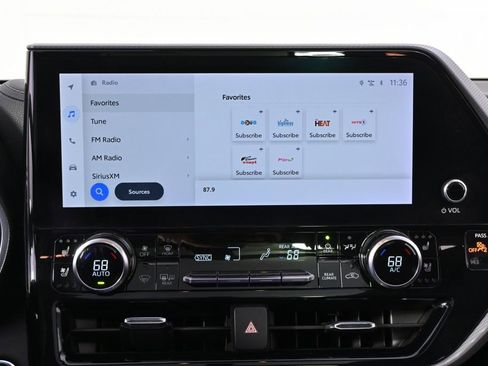 Used 2023 Toyota Highlander Platinum image 28