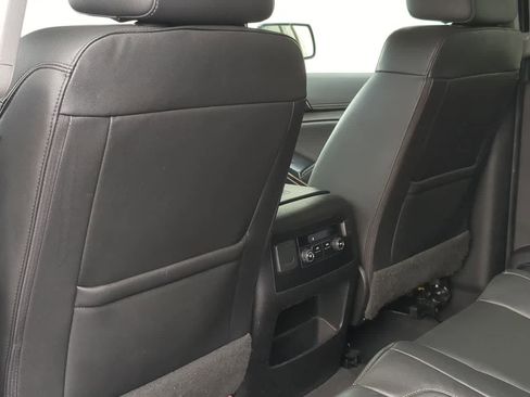 Used 2019 Chevrolet Suburban LT image 18