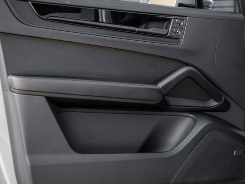 Certified 2025 Porsche Cayenne GTS AWD/4WD image 21