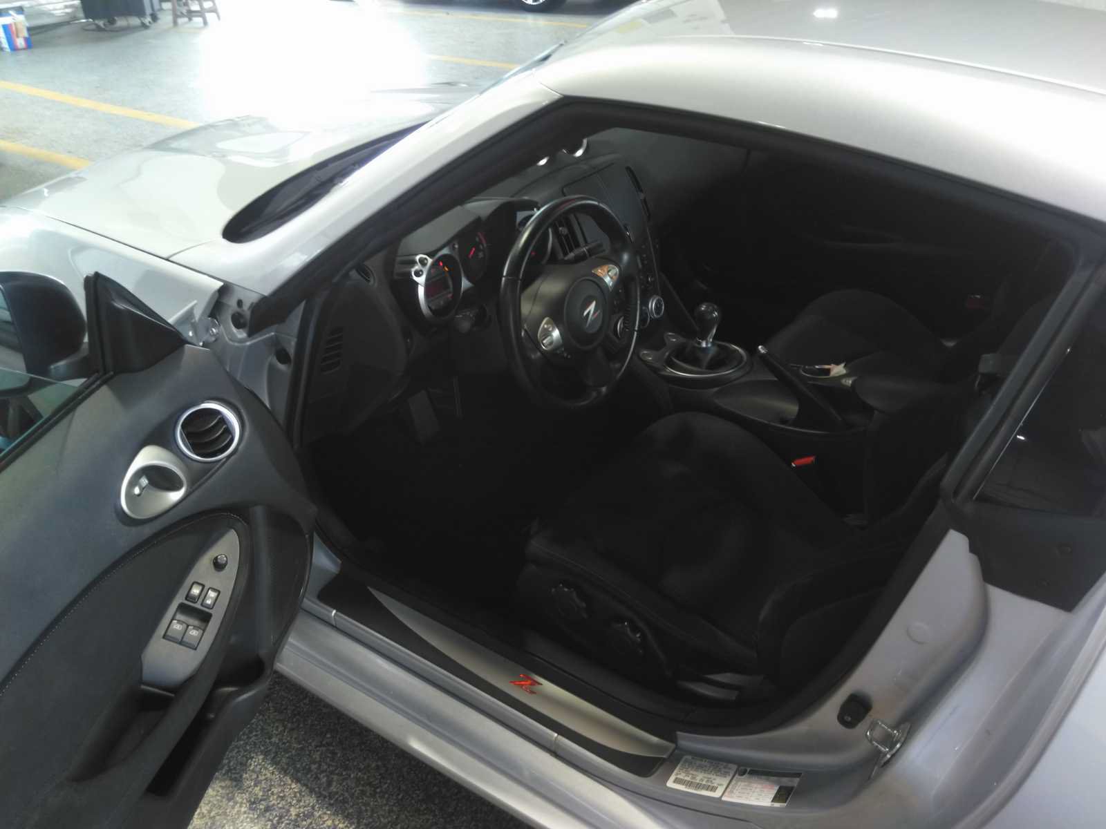 Used 2017 Nissan 370Z Coupe RWD image 3