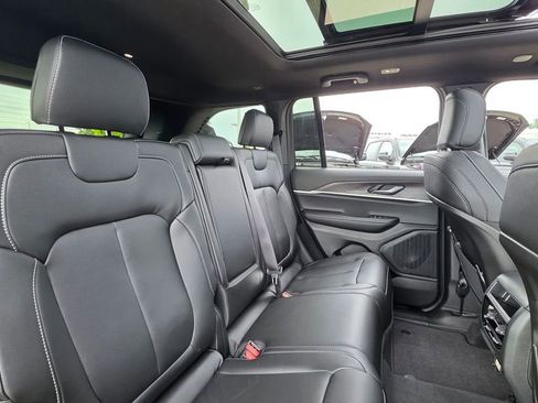 New 2025 Jeep Grand Cherokee Limited w/ Black Appearance Package image 15