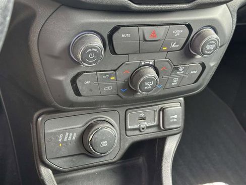 Used 2021 Jeep Renegade Limited image 19