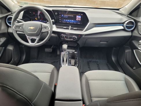 Used 2025 Chevrolet Trax LT w/ LT Convenience Package image 15