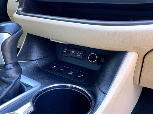 Used 2019 Toyota Highlander XLE AWD/4WD image 16