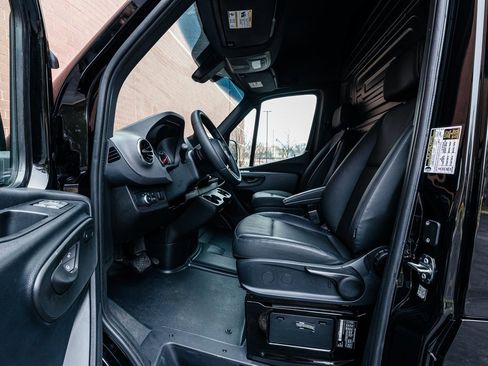 Used 2025 Mercedes-Benz Sprinter 2500 image 7