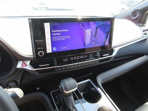 Used 2025 Toyota Sienna Platinum AWD/4WD image 32