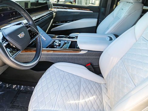 Used 2025 Cadillac Escalade ESV Sport Platinum w/ LPO, Floor Liner Package AWD/4WD image 17