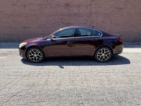Used 2017 Buick Regal Sport Touring FWD image 2